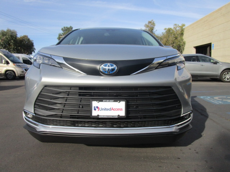 New 2025 Toyota Sienna Hybrid XLE Plus - BraunAbility Side Entry Entry Fold Out Automatic Ramp