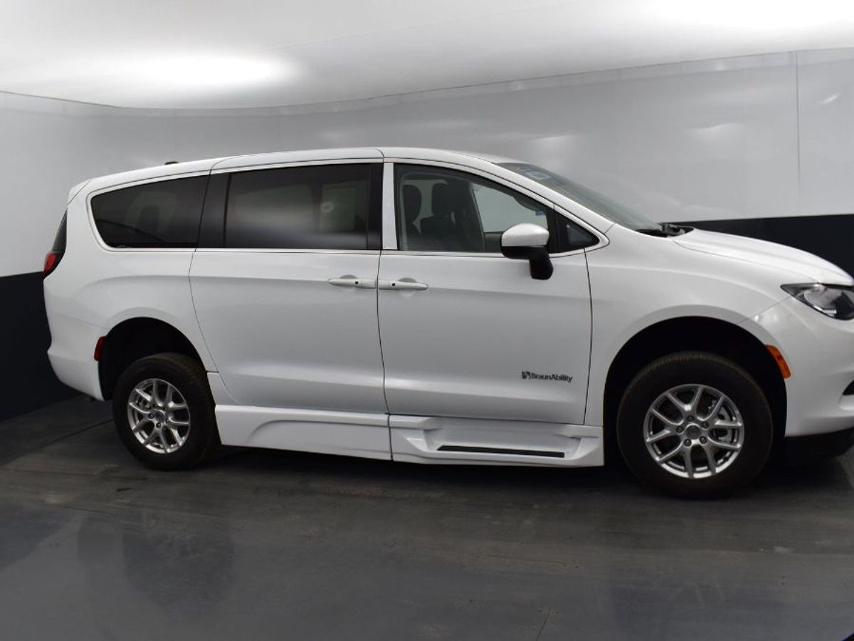 White Chrysler Voyager image number 15