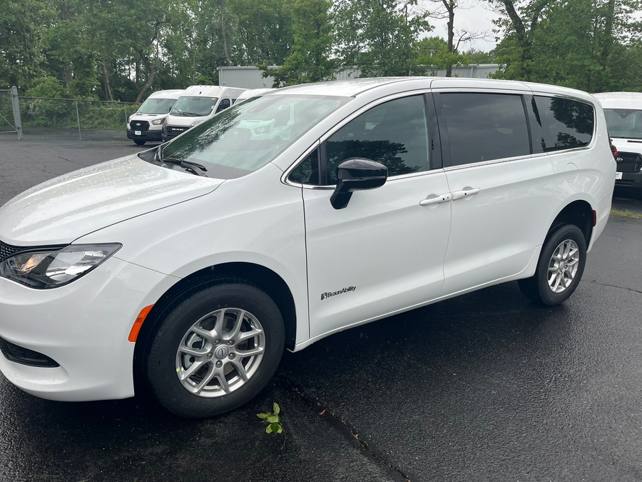 White Chrysler Voyager image number 1