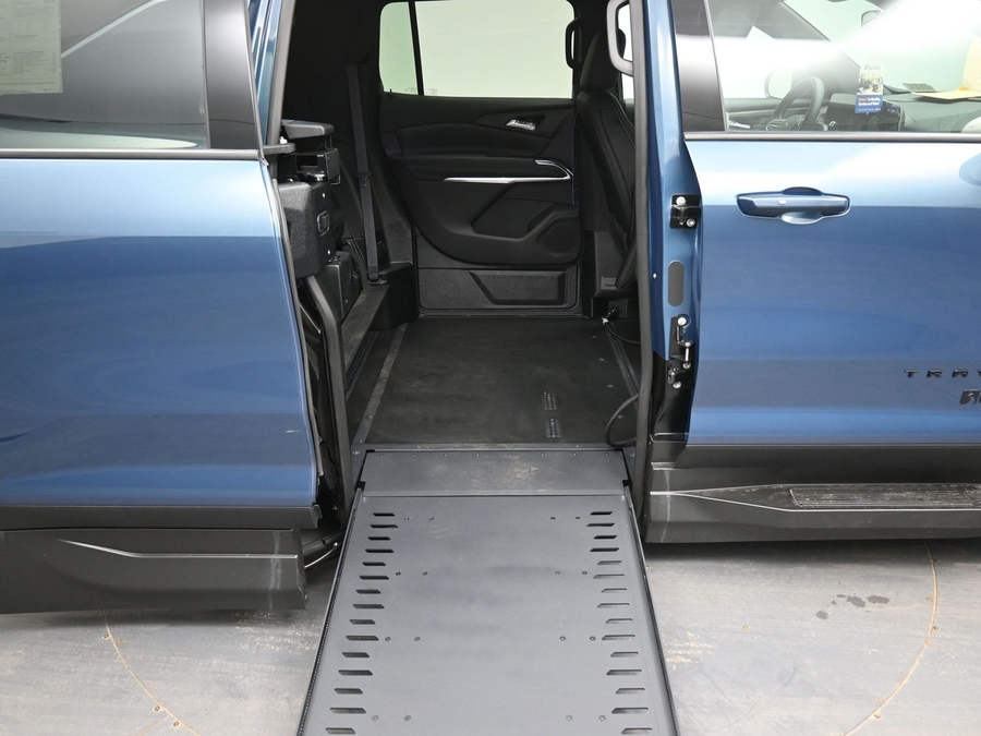 New 2025 Chevrolet Traverse 1LT Midnight - BraunAbility Side Entry Entry In Floor Automatic Ramp