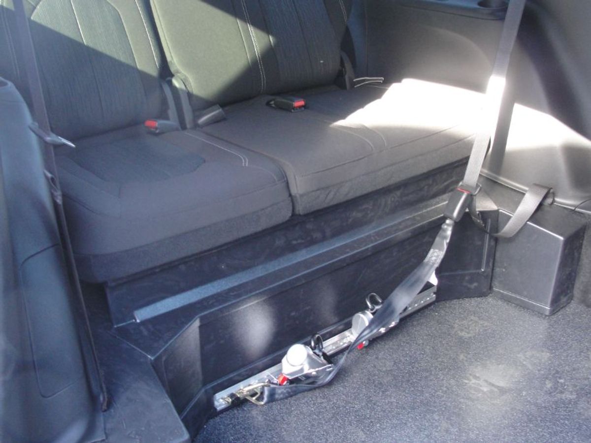 Grey Chrysler Pacifica image number 15