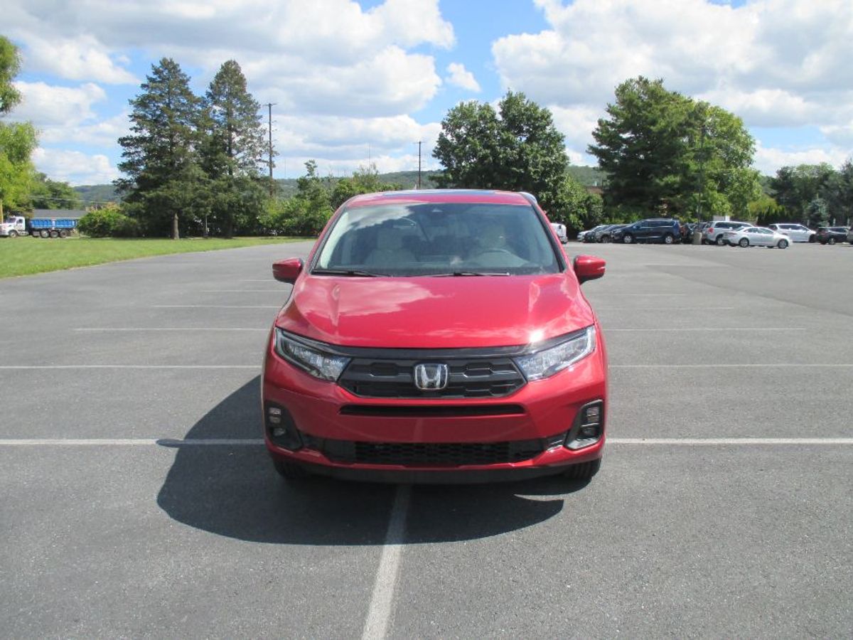 Red Honda Odyssey image number 19