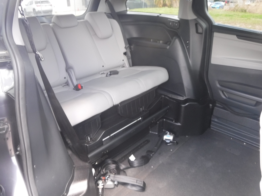 Grey Honda Odyssey image number 18