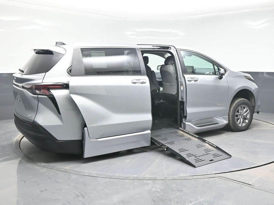 New 2025 Toyota Sienna Hybrid XLE Base - BraunAbility Side Entry Entry Fold Out Automatic Ramp