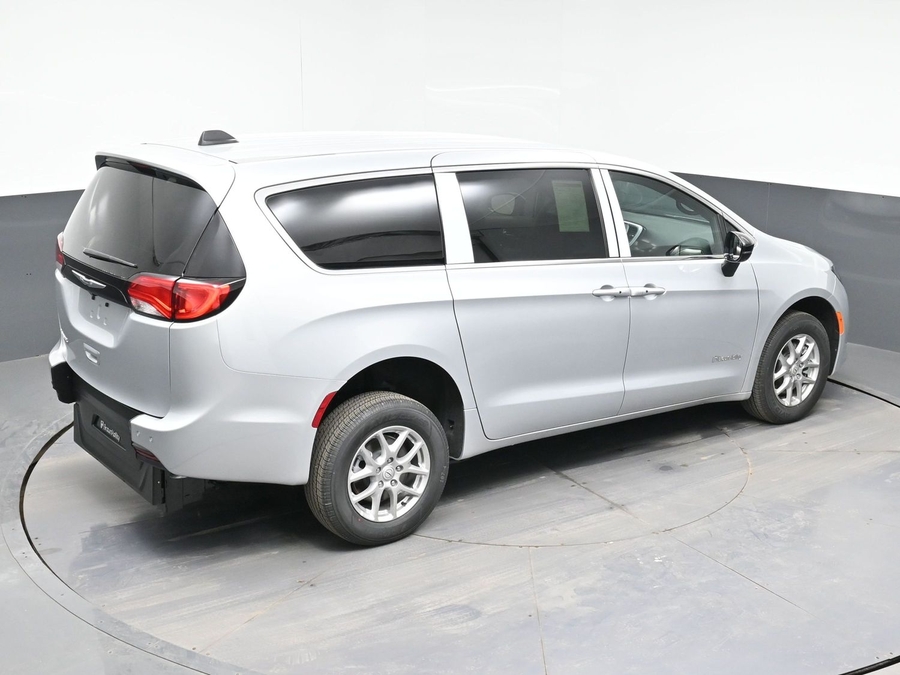 Silver Chrysler Voyager image number 11