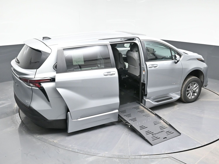 New 2025 Toyota Sienna Hybrid XLE Base - BraunAbility Side Entry Entry Fold Out Automatic Ramp