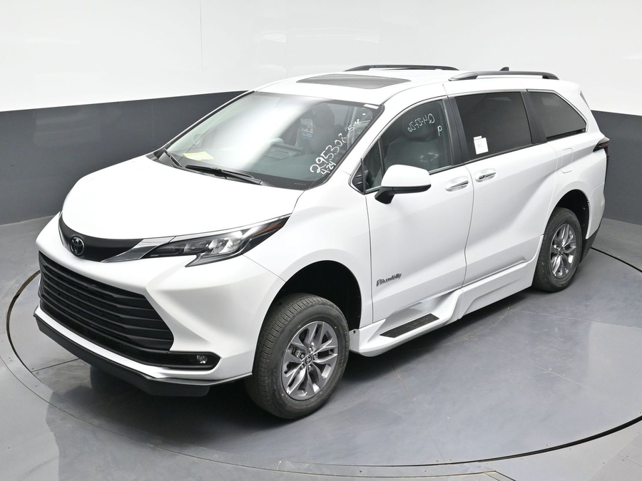New 2026 Toyota Sienna Hybrid XLE Add - BraunAbility Side Entry Entry In Floor Automatic Ramp