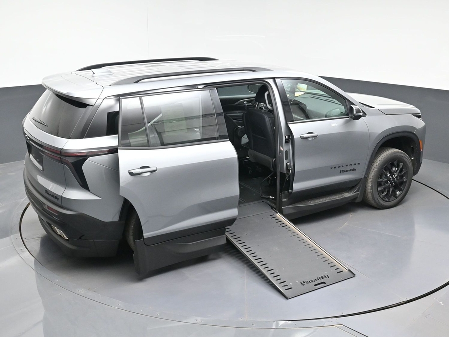 New 2026 Chevrolet Traverse 1LT Midnight - BraunAbility Side Entry Entry In Floor Automatic Ramp