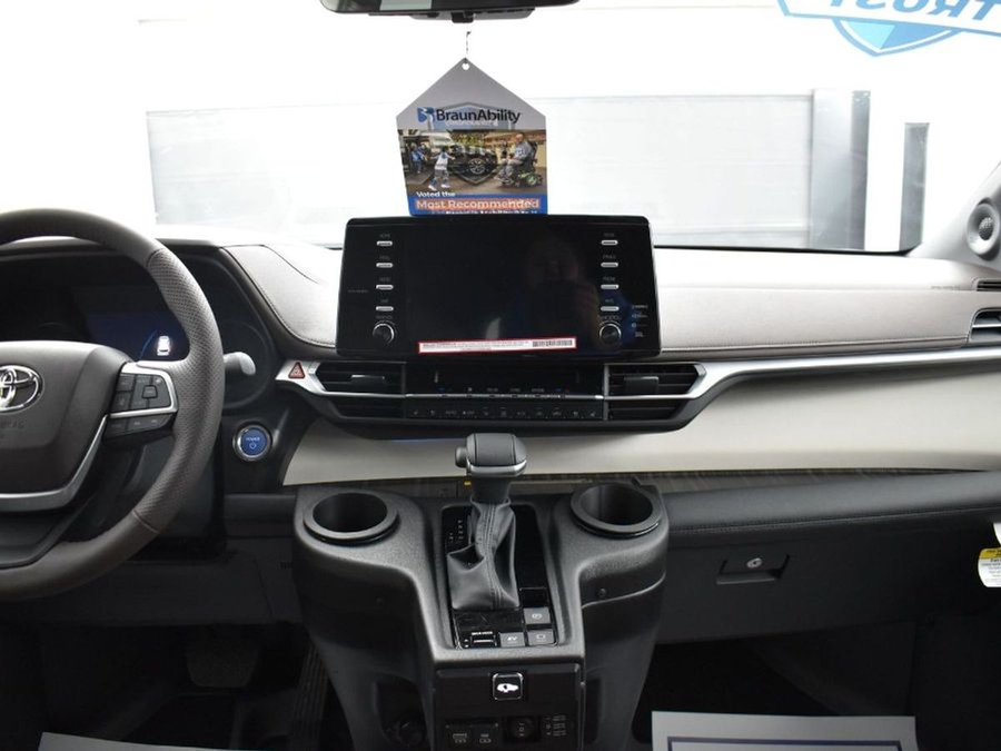 Blue Toyota Sienna image number 8