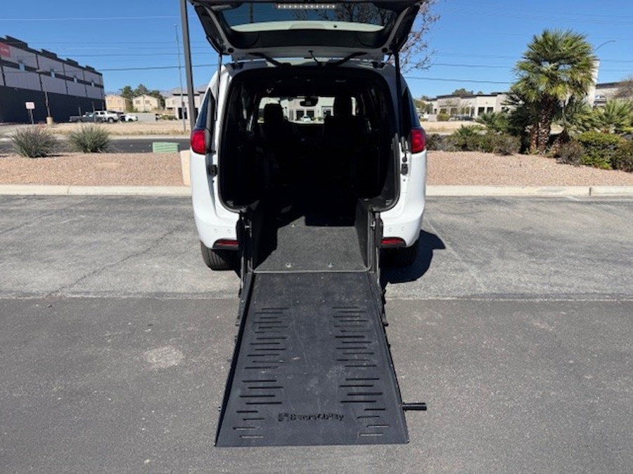 White Chrysler Voyager image number 17
