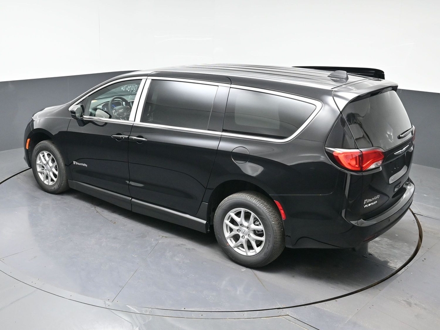 Black Chrysler Voyager image number 21