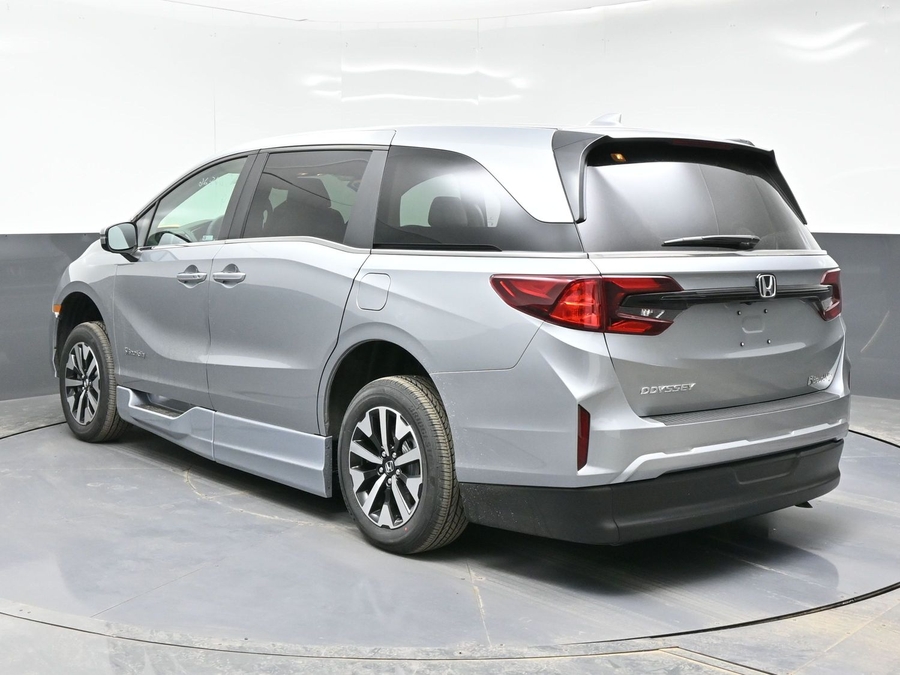 Silver Honda Odyssey image number 4