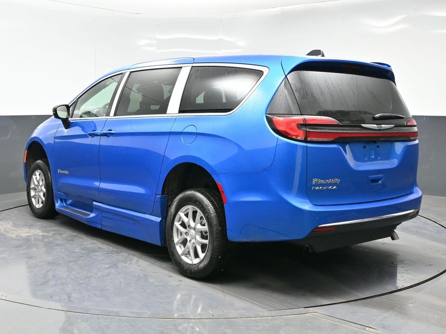 New 2026 Chrysler Pacifica Select Plus - BraunAbility Side Entry Entry Fold Out Automatic Ramp