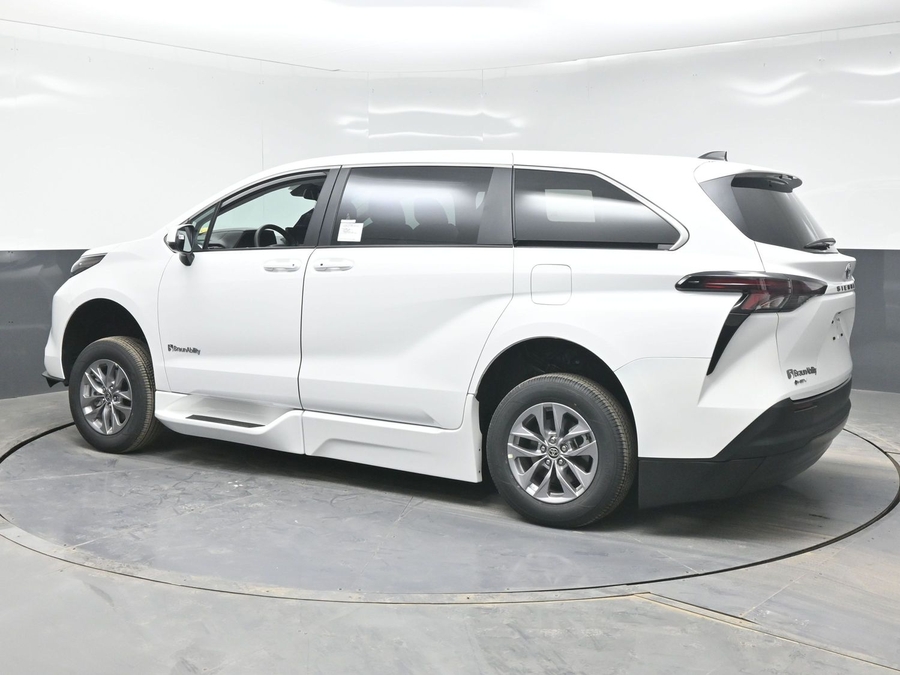 New 2026 Toyota Sienna Hybrid LE - BraunAbility Side Entry Entry Fold Out Automatic Ramp