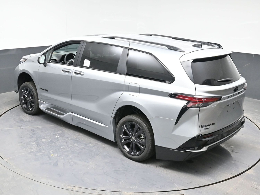 Silver Toyota Sienna image number 10