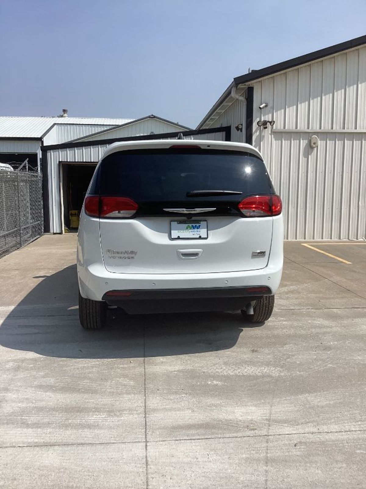 White Chrysler Voyager image number 11
