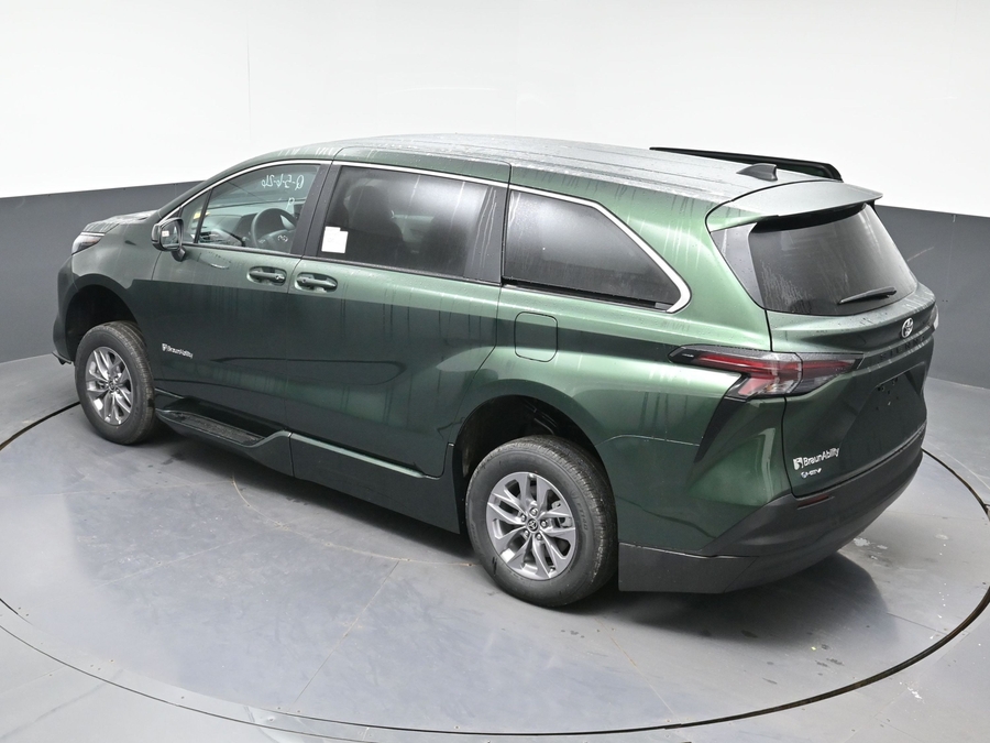 New 2026 Toyota Sienna Hybrid LE - BraunAbility Side Entry Fold Out Automatic Ramp