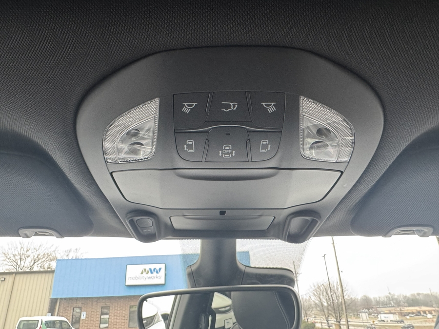 Silver Chrysler Pacifica image number 15