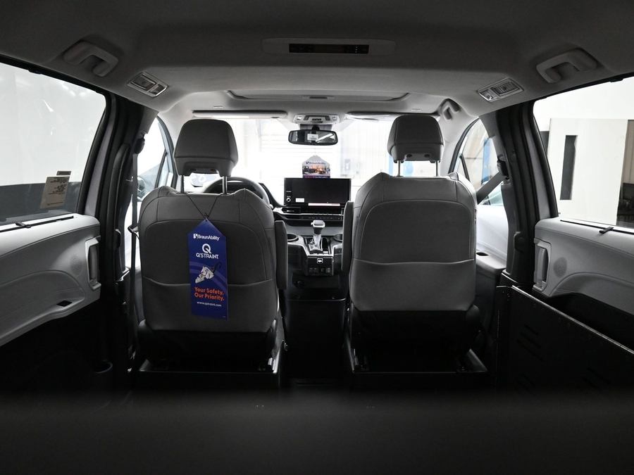 New 2025 Toyota Sienna Hybrid XLE Base - BraunAbility Side Entry Entry Fold Out Automatic Ramp