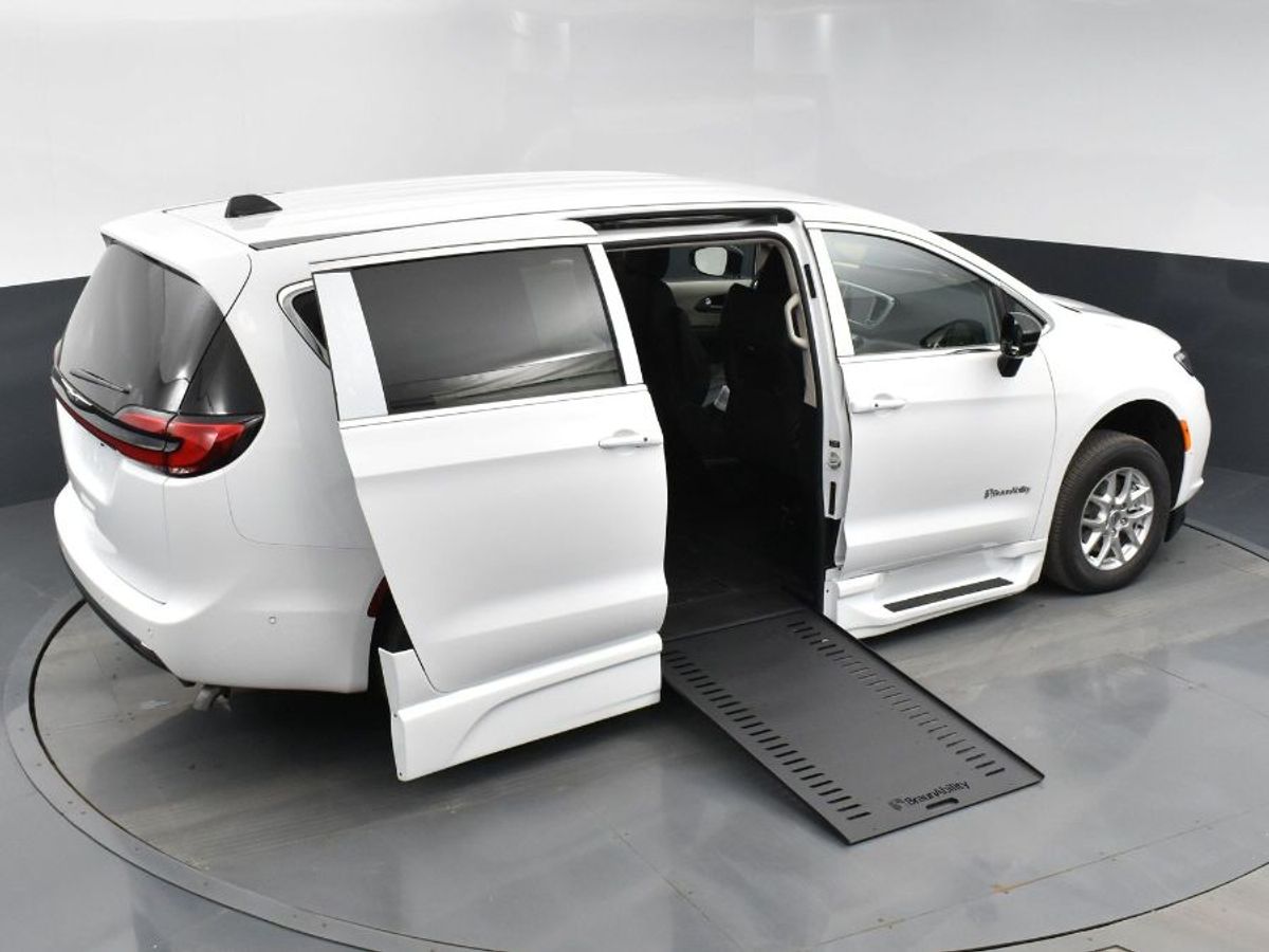 White Chrysler Pacifica image number 16