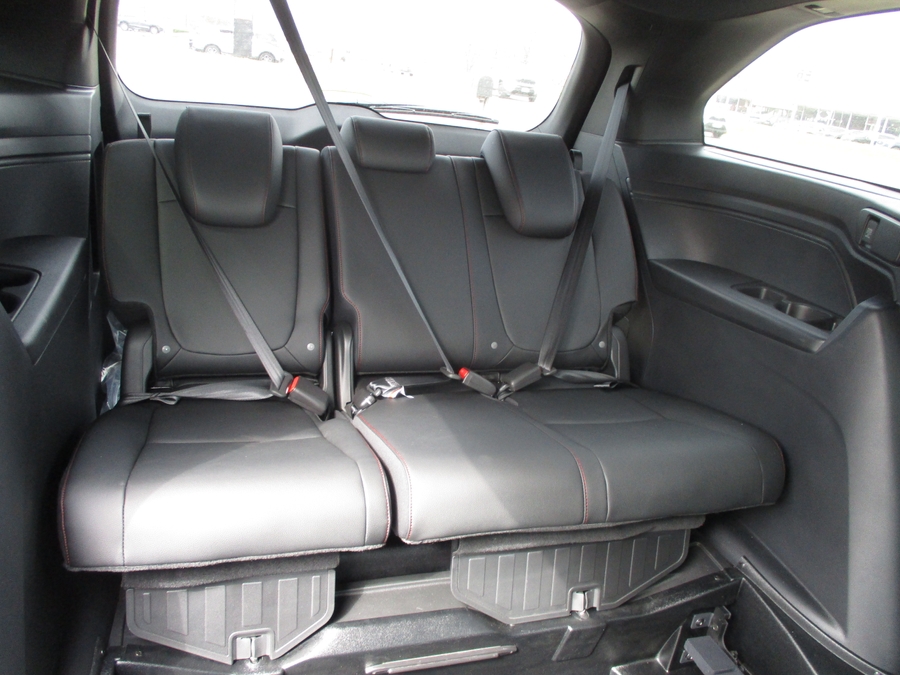 Red Honda Odyssey image number 11