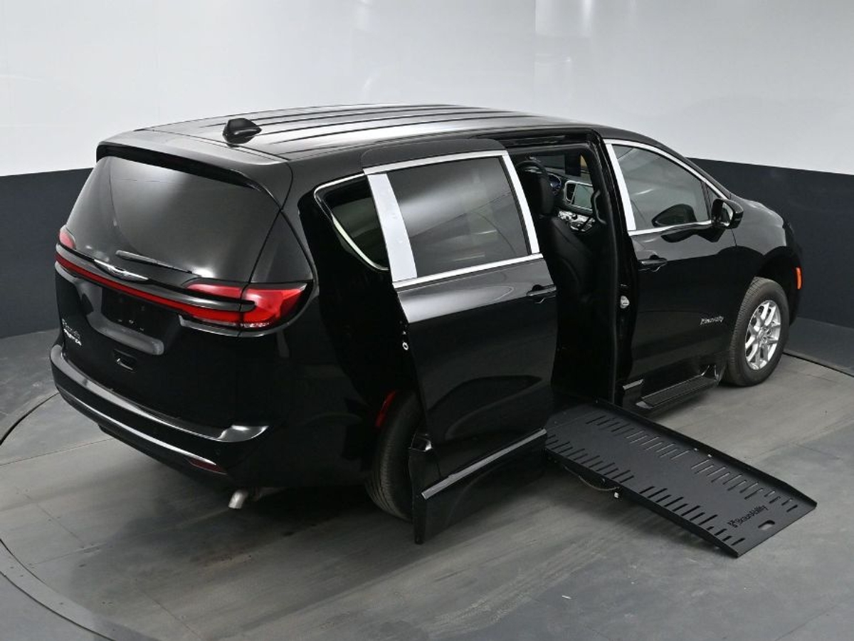 Black Chrysler Pacifica image number 25