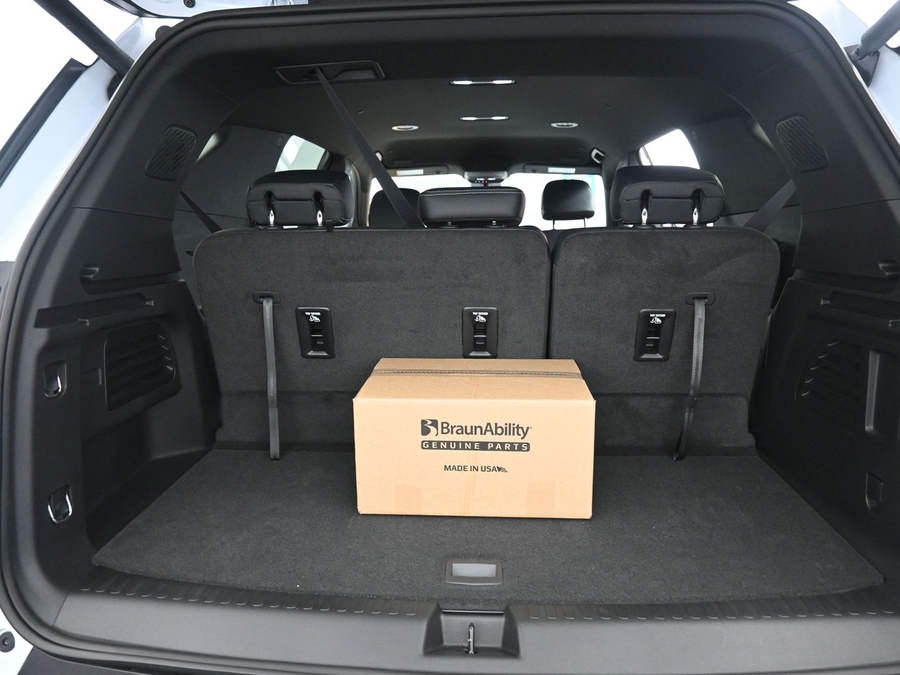 White Chevrolet Traverse image number 10