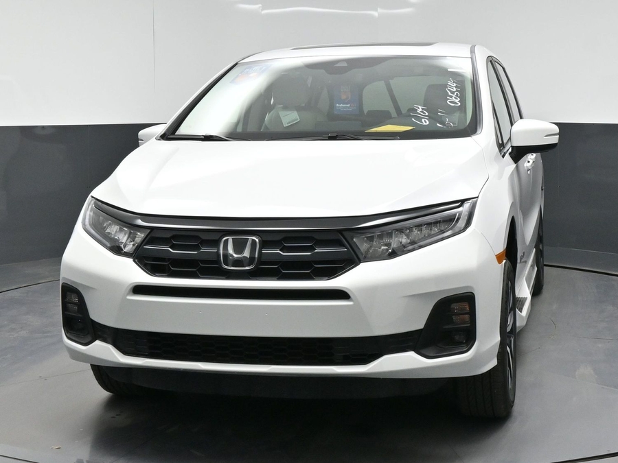 White Honda Odyssey image number 20