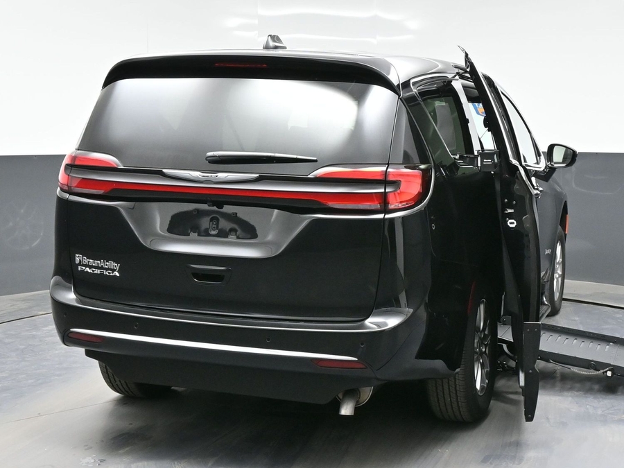 Black Chrysler Pacifica image number 9