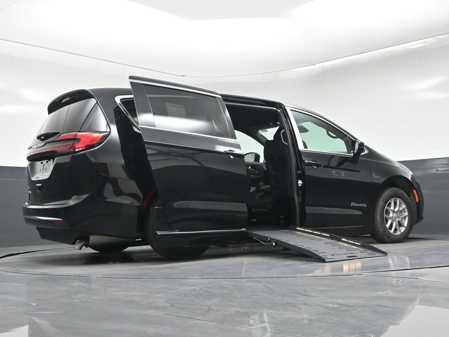 Black Chrysler Pacifica image number 22