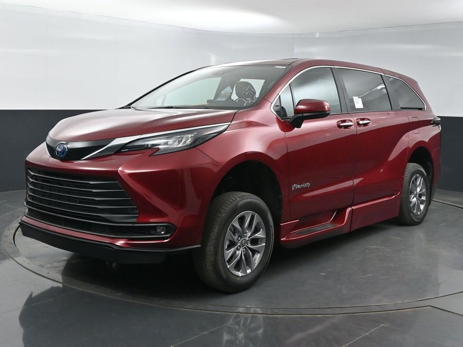 New 2025 Toyota Sienna Hybrid XLE Base - BraunAbility Side Entry Entry Fold Out Automatic Ramp