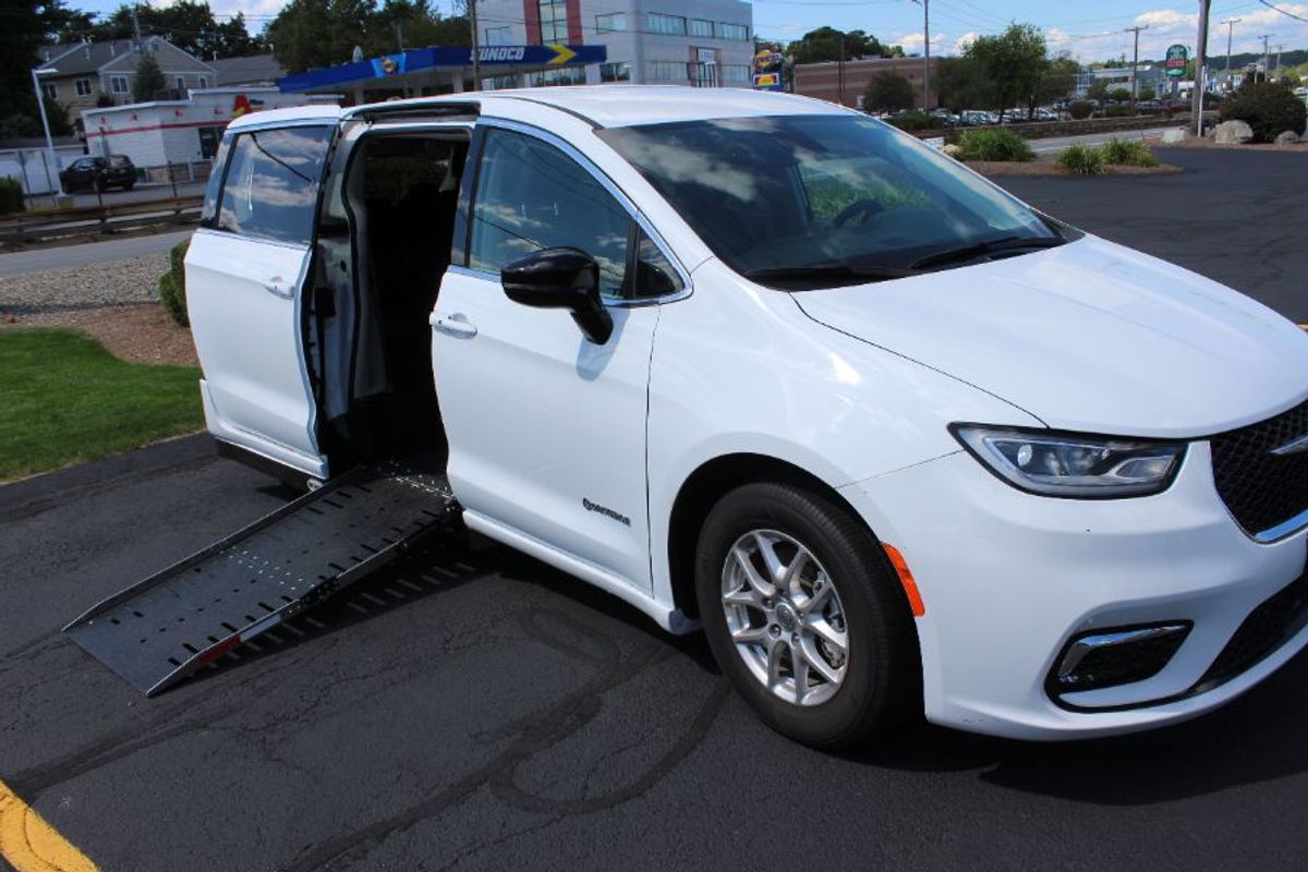 2024 CHRYSLER PACIFICA - Image 9