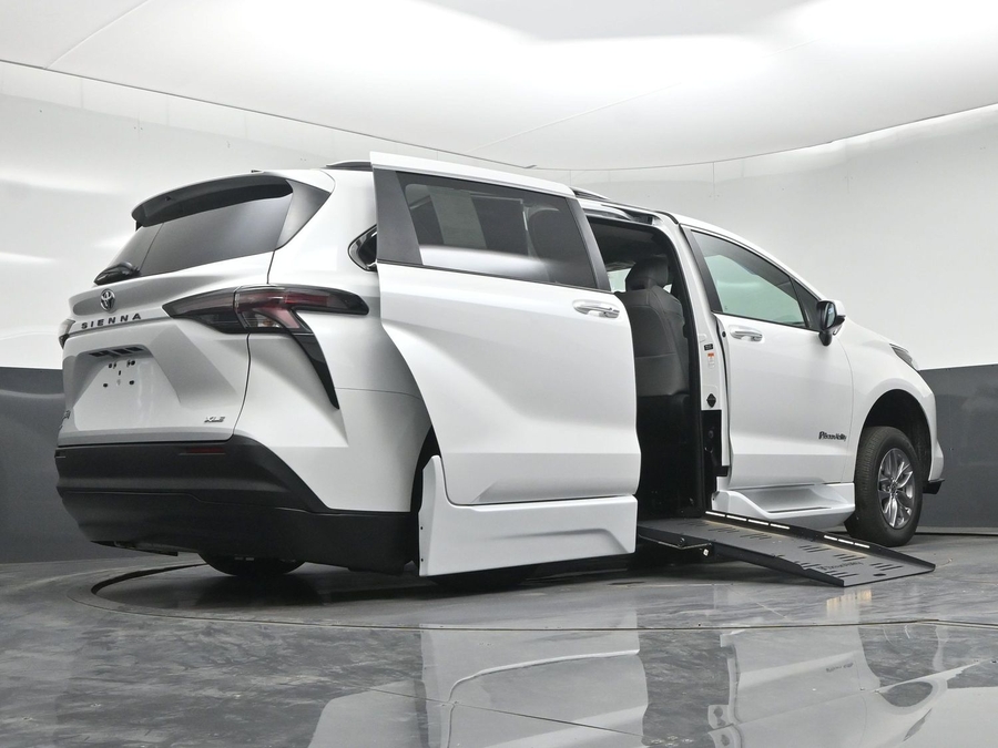 New 2026 Toyota Sienna Hybrid XLE Base - BraunAbility Side Entry Fold Out Automatic Ramp