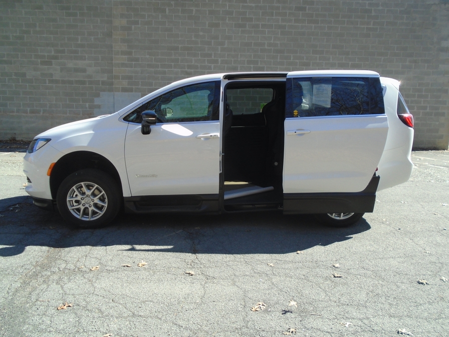White Chrysler Voyager image number 5