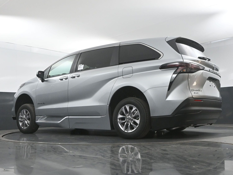New 2025 Toyota Sienna Hybrid LE - BraunAbility Side Entry Entry Fold Out Automatic Ramp