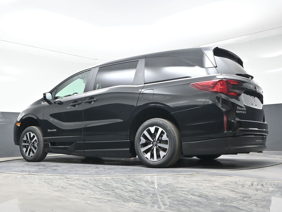 Black Honda Odyssey image number 20