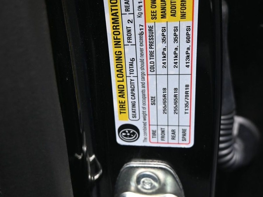 Black Chevrolet Traverse image number 13