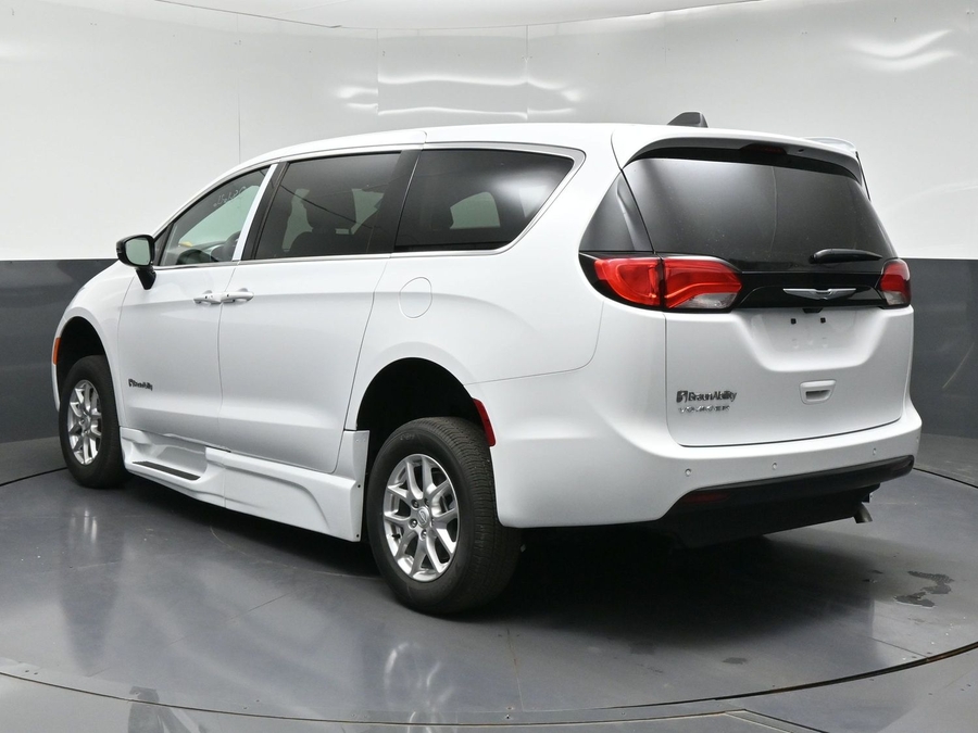 White Chrysler Voyager image number 4