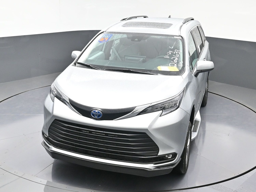 New 2025 Toyota Sienna Hybrid XLE Plus - BraunAbility Side Entry Entry Fold Out Automatic Ramp