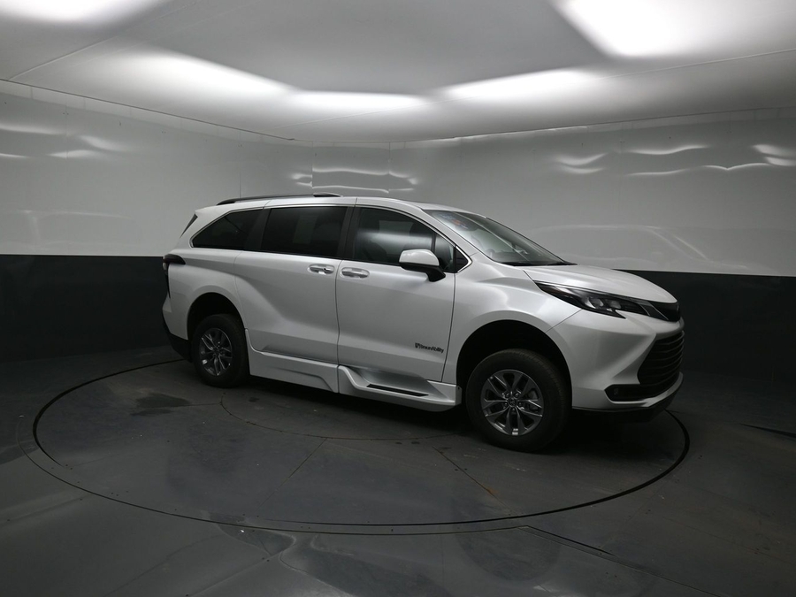 White Toyota Sienna image number 21