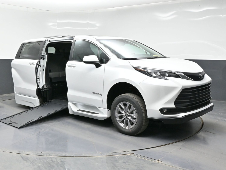 New 2026 Toyota Sienna Hybrid XLE Base - BraunAbility Side Entry In Floor Automatic Ramp