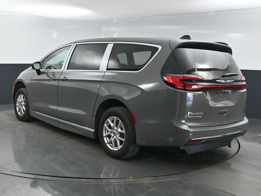 New 2025 Chrysler Pacifica Select Safety - BraunAbility Side Entry Entry Fold Out Automatic Ramp