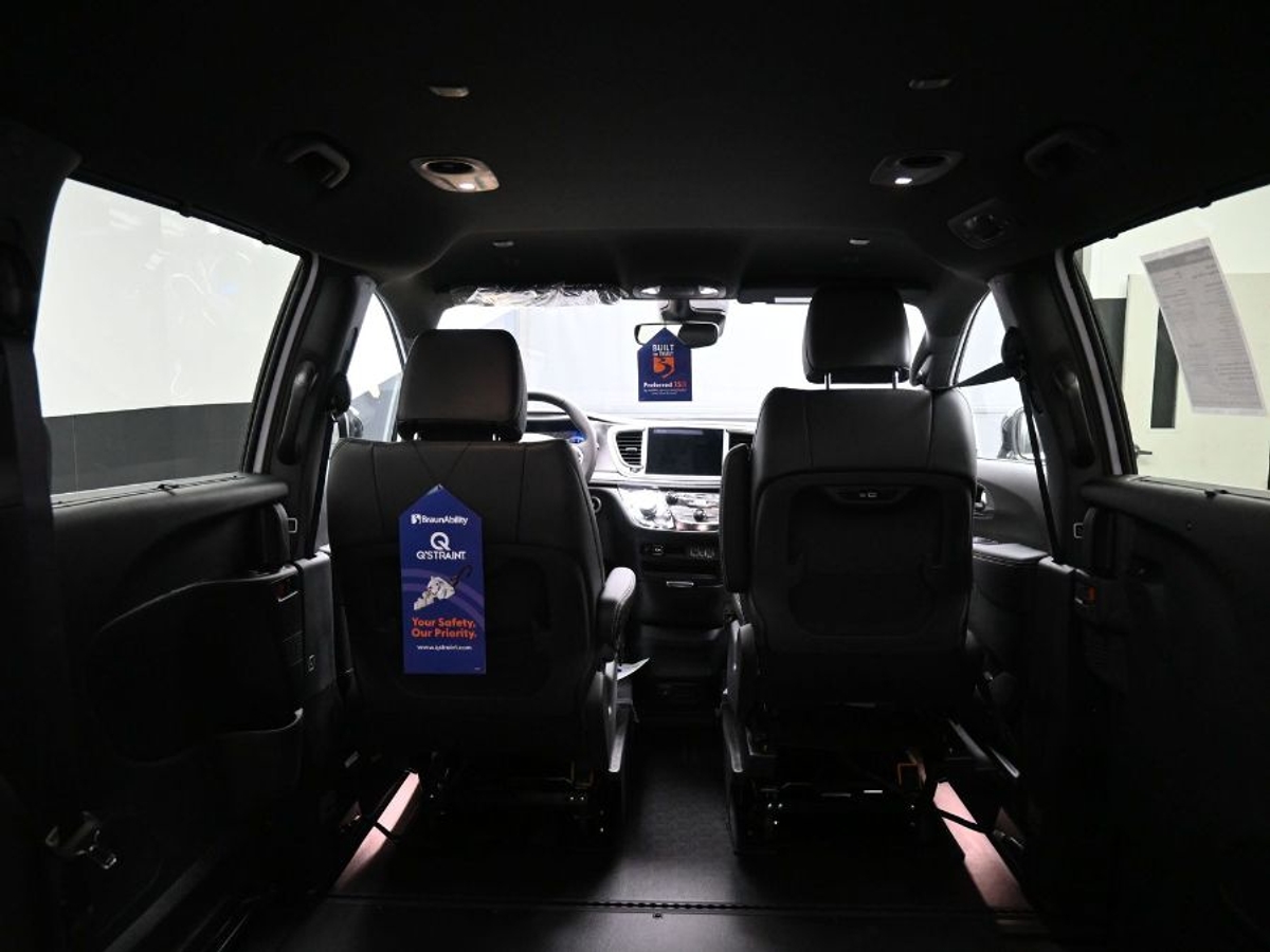 White Chrysler Pacifica image number 14