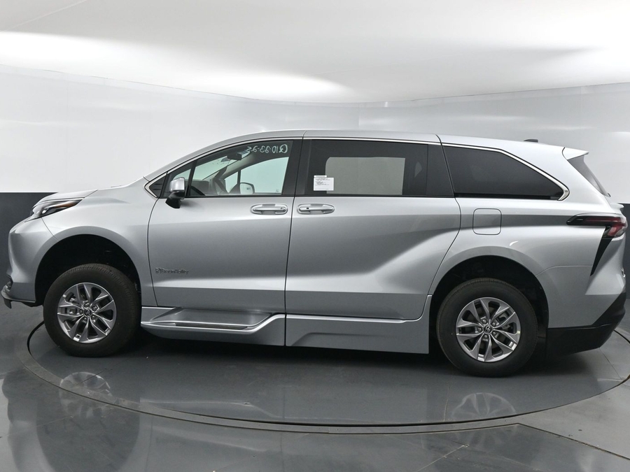 New 2025 Toyota Sienna Hybrid LE - BraunAbility Side Entry Entry Fold Out Automatic Ramp