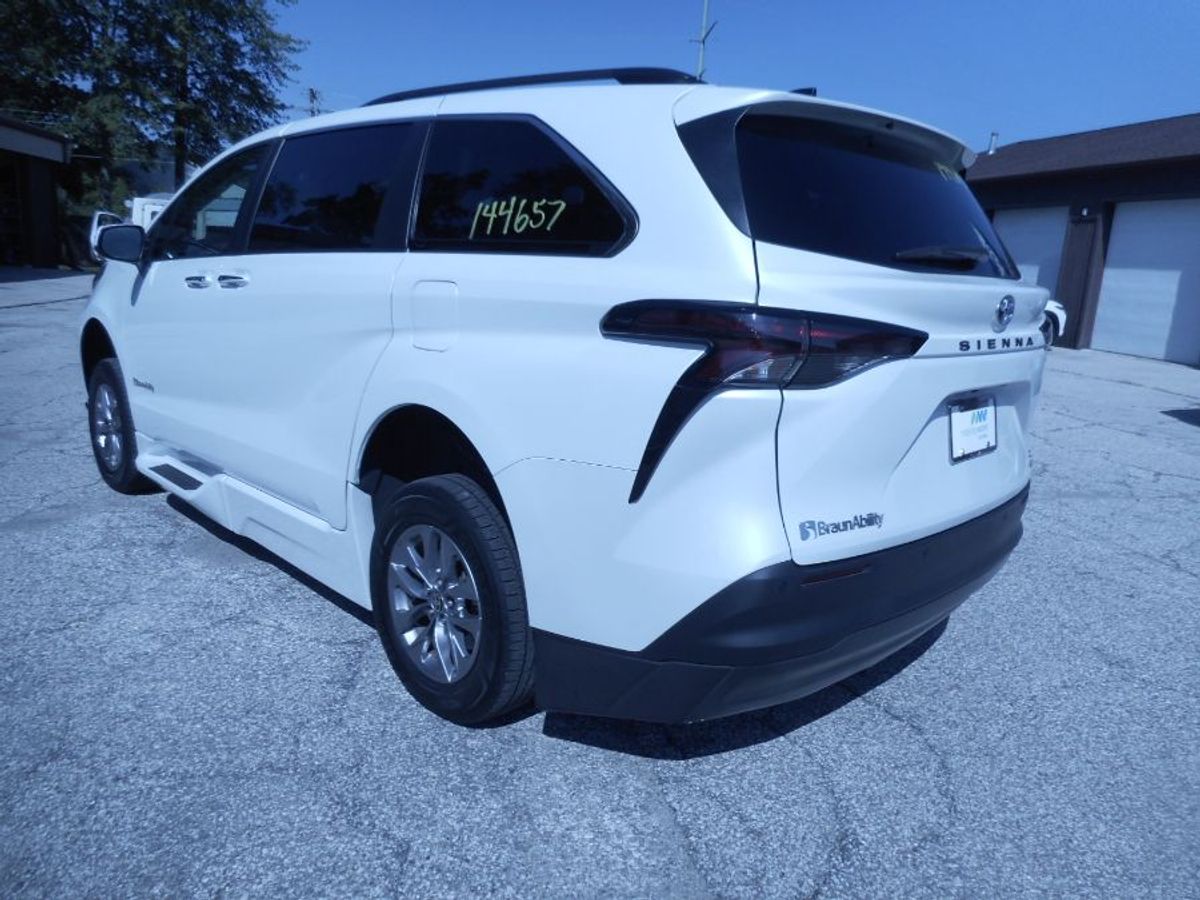 White Toyota Sienna image number 3