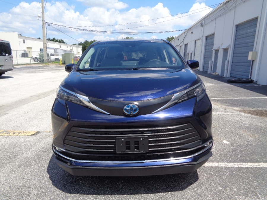 Used 2024 Toyota Sienna Hybrid XLE - BraunAbility Side Entry Fold Out Automatic Ramp