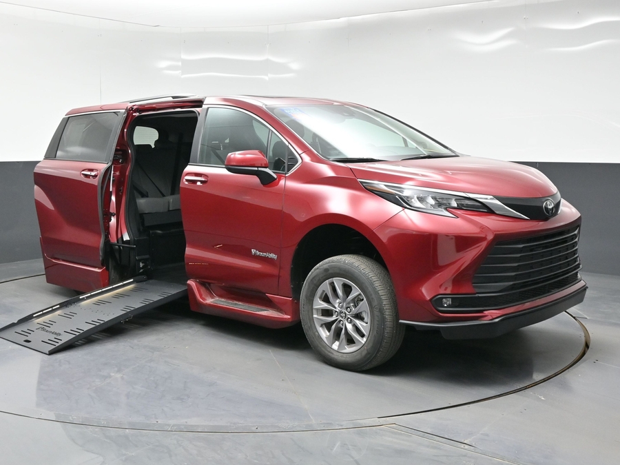 New 2026 Toyota Sienna Hybrid XLE Add - BraunAbility Side Entry Fold Out Automatic Ramp