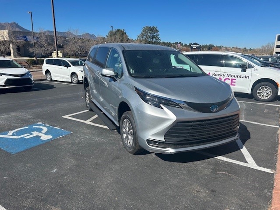 New 2025 Toyota Sienna Hybrid LE - Vantage Mobility Commercial Rear Entry Entry Fold Out Manual Ramp