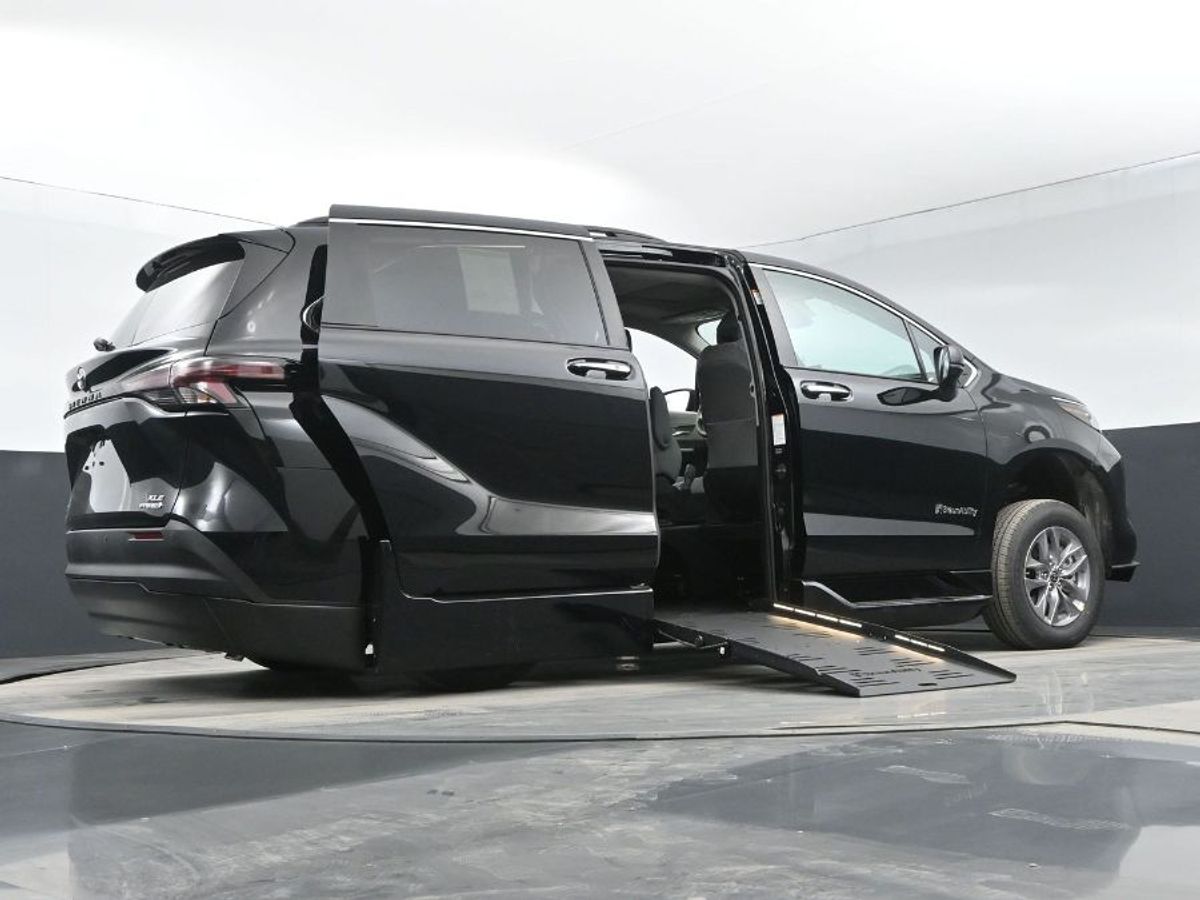 Black Toyota Sienna image number 12