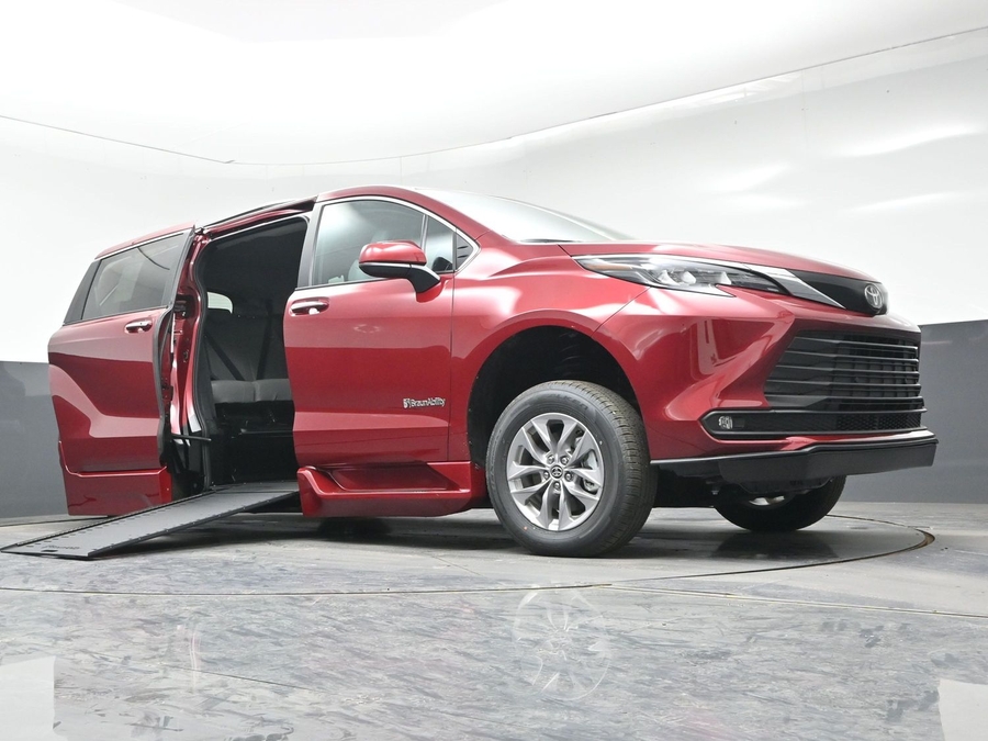 Red Toyota Sienna image number 15
